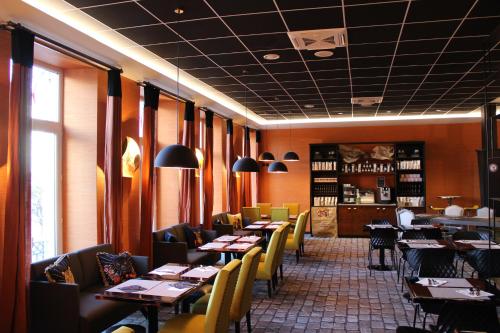 A seating area at Mercure Strasbourg Centre Gare