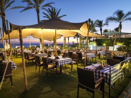 Olympic Lagoon Resort Paphos 레스토랑 또는 맛집