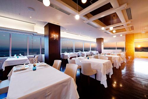 En restaurant eller et andet spisested på Hotel Plaza Kobe