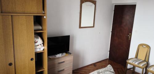 een woonkamer met een tv en een houten kast bij Guest House Blaise in Dubrovnik