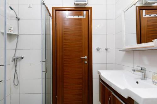 Kúpeľňa v ubytovaní Cozy apartment for 3 adults next to the beach
