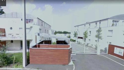 un edificio con una valla delante en L'escale N°13 :Appartement standing dans résidence, en Brest