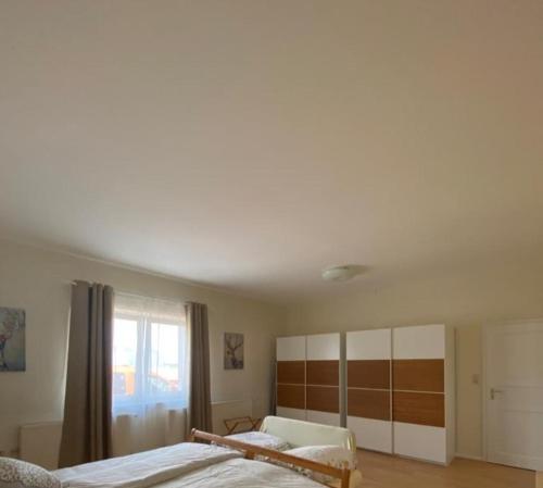 - une chambre avec un grand lit et une fenêtre dans l'établissement Rohrbruch, à Lansen