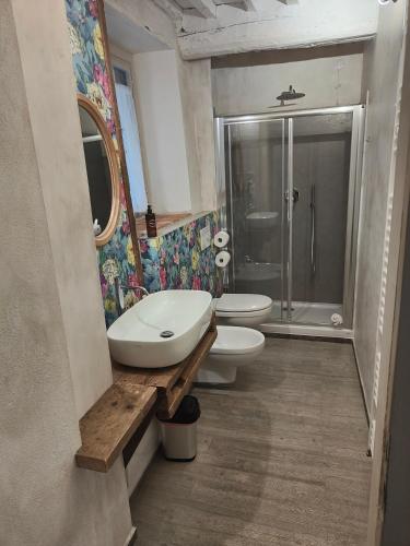 a bathroom with two sinks and a shower at Il Pozzo di Santa Zita in Lucca
