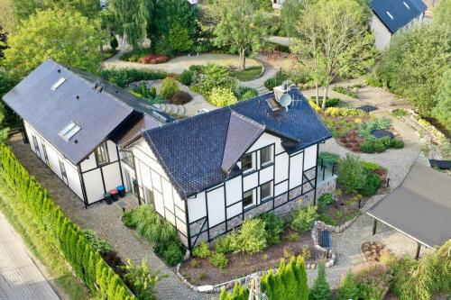 una vista aérea de una casa con jardín en Estancja Mezowo, en Mezowo