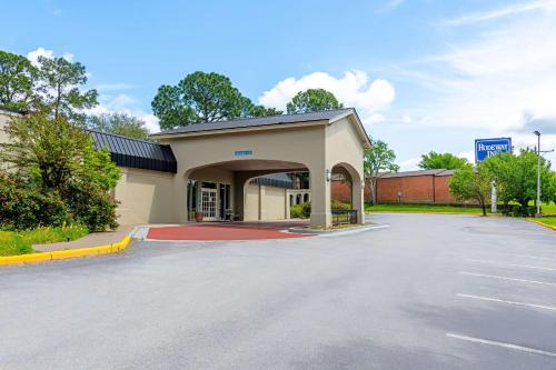 an empty parking lot in front of a building at Rodeway Inn Huntsville West in Huntsville