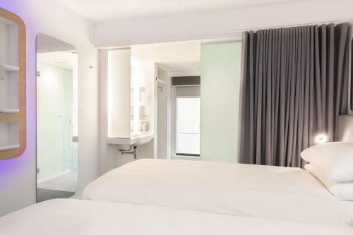 Katil atau katil-katil dalam bilik di YOTEL Edinburgh