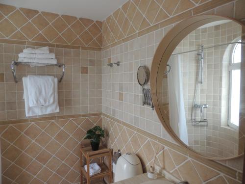 A bathroom at COZY, Beach House , by MAHBOVILLAS
