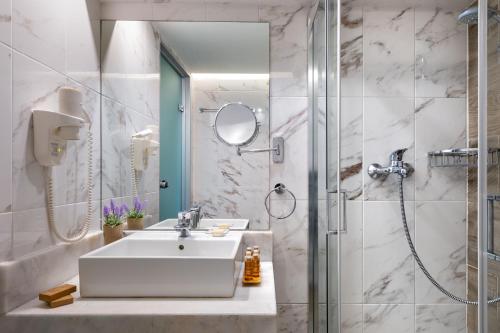 Kúpeľňa v ubytovaní Mercure Rhodes Alexia Hotel & Spa