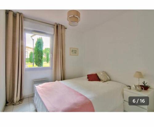 a bedroom with a bed and a window at Grand Noble - Blagnac in Blagnac