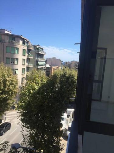 vista su una strada cittadina con alberi e edifici di Studio meublé. Proche mer et centre ville a Nizza