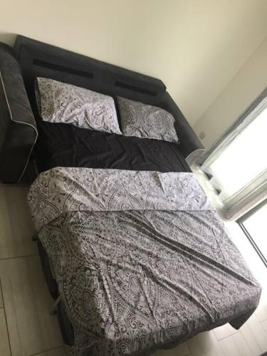 un lit dans une chambre avec deux oreillers dessus dans l'établissement Studio meublé. Proche mer et centre ville, à Nice