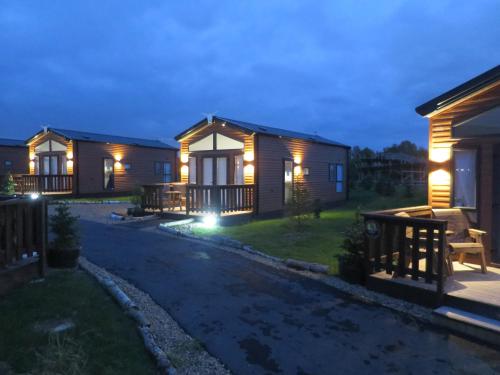 una fila de casas modulares por la noche con luces en Gulliver's Valley, M1, JCT 31, en Rotherham