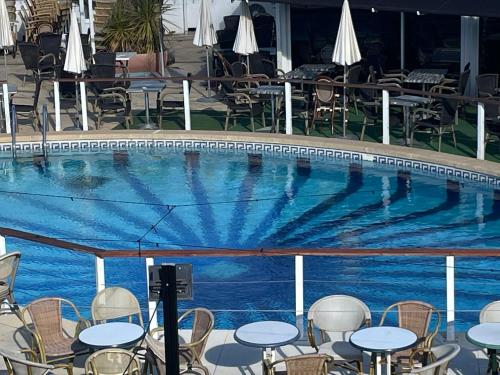 - une piscine bordée de tables et de chaises dans l'établissement Naturist Port Ambonne Melrose View, au Cap d'Agde