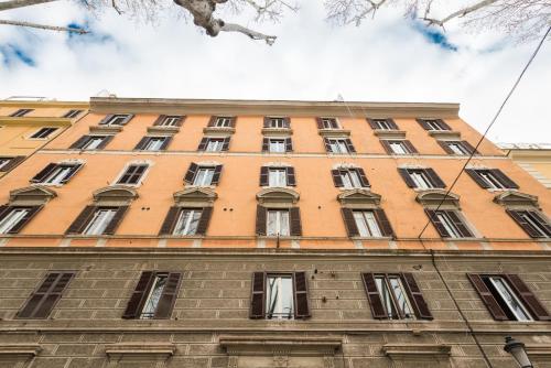 ein großes Backsteingebäude mit vielen Fenstern in der Unterkunft Vatican Townhouse in Rom