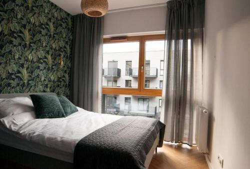 una camera con un letto di fronte a una finestra di NAP Apartments Nadmotławie Bałtyk a Danzica