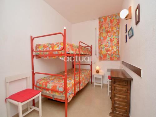 1 Schlafzimmer mit 2 Etagenbetten und einem Schreibtisch in der Unterkunft Politur K-19 in Platja  d'Aro