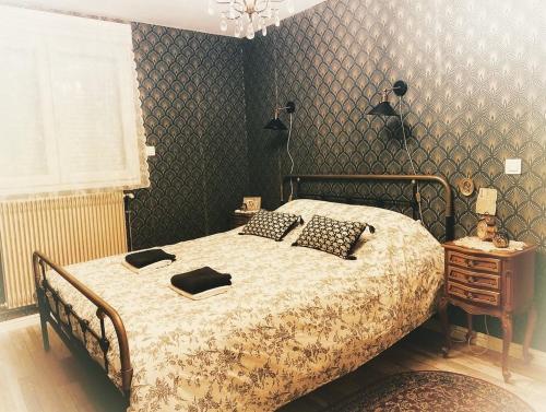 - une chambre avec un lit et 2 oreillers dans l'établissement Le rétro, à Verdun-sur-Meuse