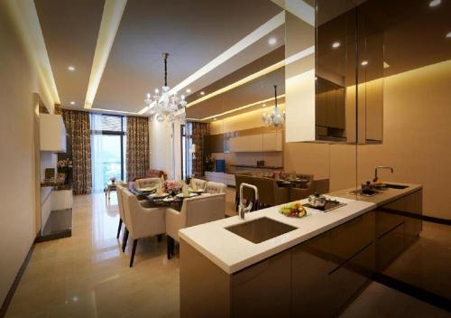 cocina y sala de estar con mesa y comedor en Dorsett Residence Service Suite At Bukit Bintang KL en Kuala Lumpur