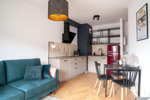 un soggiorno con divano e tavolo e una cucina di NAP Apartments Nadmotławie Bałtyk a Danzica