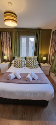 Cama ou camas em um quarto em Short Stays, Beautiful Serviced Accommodation Bicester