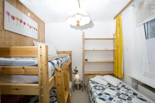 Bunk bed o mga bunk bed sa kuwarto sa Ferienwohnung Bregenz 6 top 2