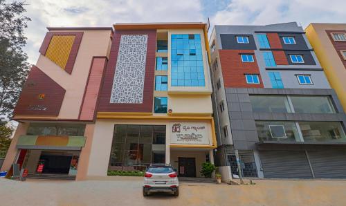 une voiture garée devant un bâtiment dans l'établissement Treebo Trend YC Grand Boutique, Electronic City, à Bangalore