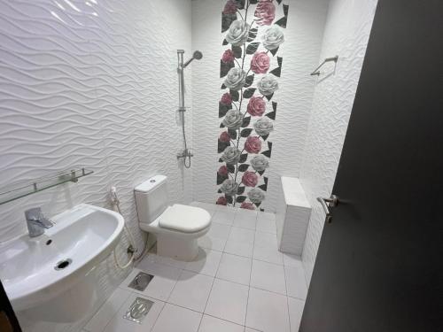 bagno con servizi igienici e lavandino di Economic rooms for rent in Dubai a Dubai