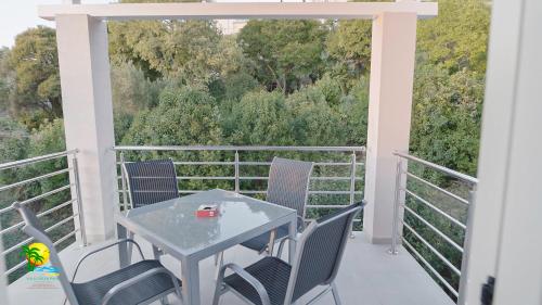 a patio with a table and chairs on a balcony at Villa Green Palm in Vrsar