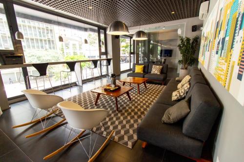 sala de estar con sofá, mesa y sillas en Hotel Centro 433 en São Paulo