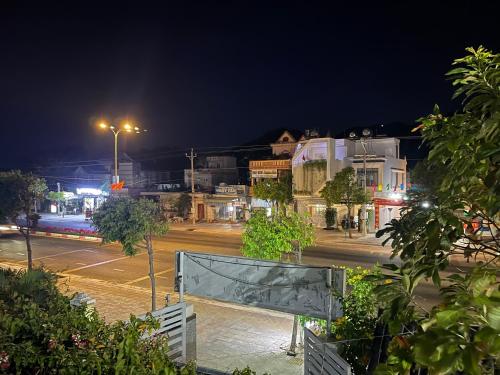a city street at night with a street light at Nhà Nghĩ Hải Yến in Long Hai