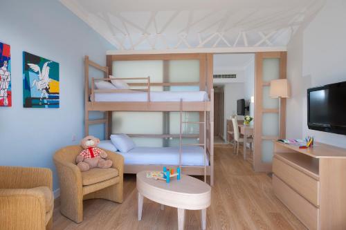 Televiisor ja/või meelelahutuskeskus majutusasutuses Olympic Lagoon Resort Paphos