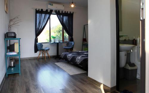 une chambre avec un lit, un lavabo et une fenêtre dans l'établissement Moc Chau Cottage homestay, à Mộc Châu