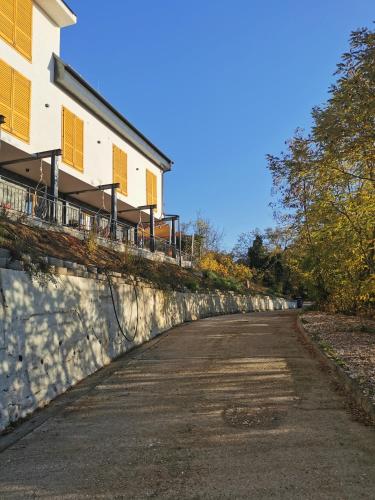 an empty road in front of a building at Illaberek Vendégház in Sukoró