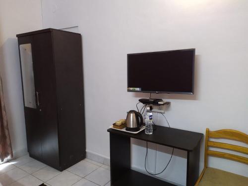 Televisyen dan/atau pusat hiburan di Happy Stay Service Apartment