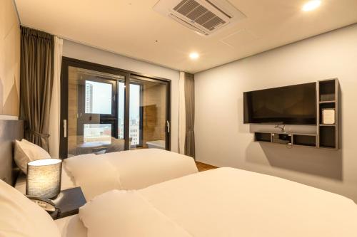 Un pat sau paturi într-o cameră la Urban-Est Hotel