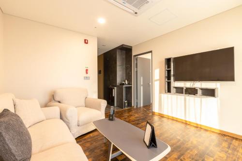 Televisyen dan/atau pusat hiburan di Urban-Est Hotel