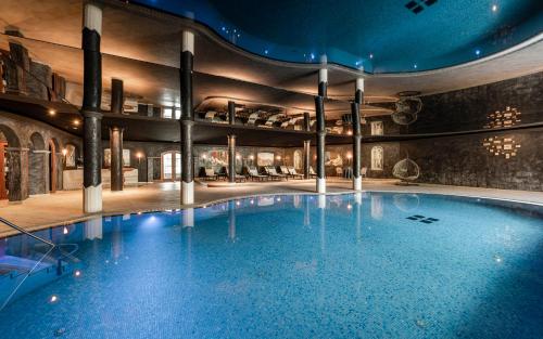 塞爾瓦迪瓦爾加爾德納的住宿－Hotel Portillo Dolomites 1966'，一座大型游泳池,位于一座带大型游泳池的建筑内