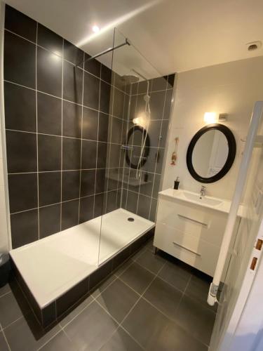 La salle de bains est pourvue d'une douche, d'un lavabo et d'un miroir. dans l'établissement L'Entre-Coeur, à Ménétru-le-Vignoble