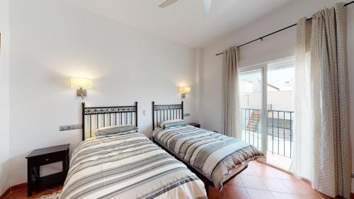 En eller flere senger på et rom på Luxury 5 Bed House private pool and Sea View Nerja