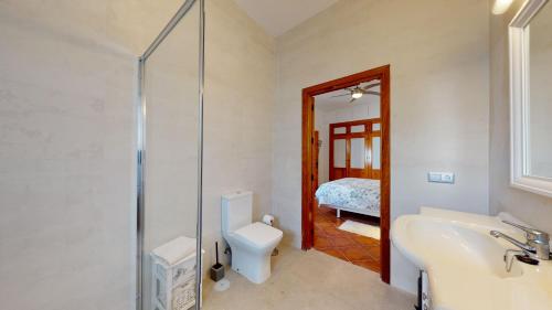 Ένα μπάνιο στο Luxury 5 Bed House private pool and Sea View Nerja