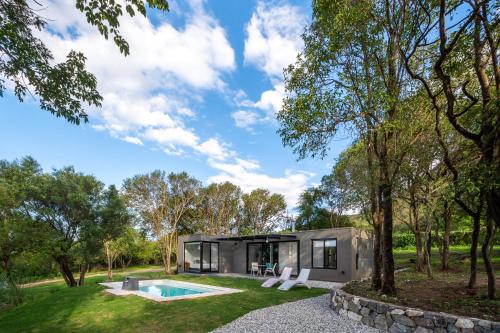 ein winziges Haus im Wald mit Pool in der Unterkunft Casa en Potrerillo de Larreta in Alta Gracia