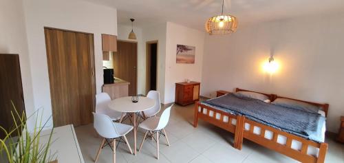 グジボボにあるVilla Lavendaのベッドルーム1室(ベッド1台、テーブル、椅子付)