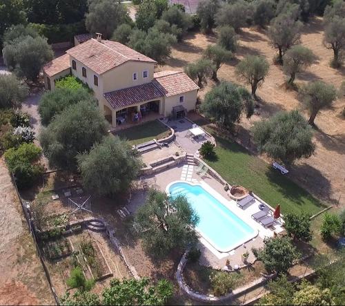 une vue aérienne d'une maison avec piscine dans l'établissement La Bastide Grassinque, à Grasse