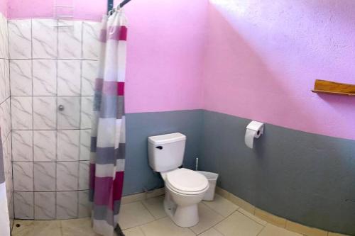 Bilik mandi di TamaHostel & Glamping