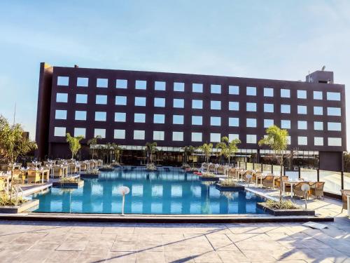 Bazén v ubytování Essentia Luxury Hotel Indore nebo v jeho okolí