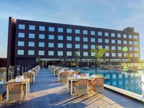Bazén v ubytování Essentia Luxury Hotel Indore nebo v jeho okolí