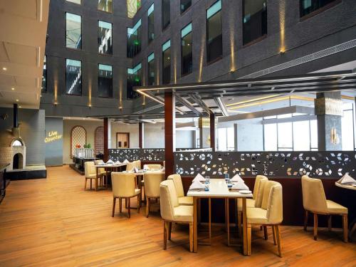 Restaurace v ubytování Essentia Luxury Hotel Indore