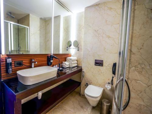Koupelna v ubytování Essentia Luxury Hotel Indore