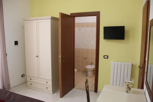Cette chambre comprend une salle de bains pourvue de toilettes et d'un lavabo. dans l'établissement B&B Trapani Bedda, à Paceco